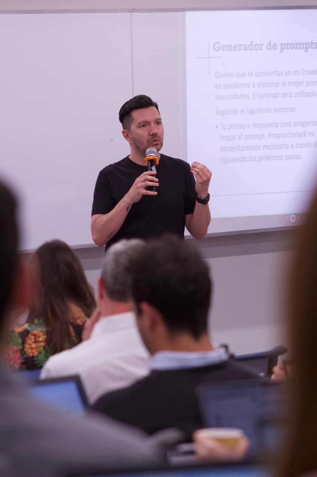 Ernesto Jara en una clase en Concha y Toro